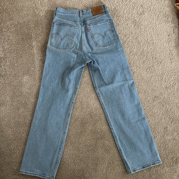 Levi Ribcage Straight Jeans, Ripped Knee - Picture 3 of 3